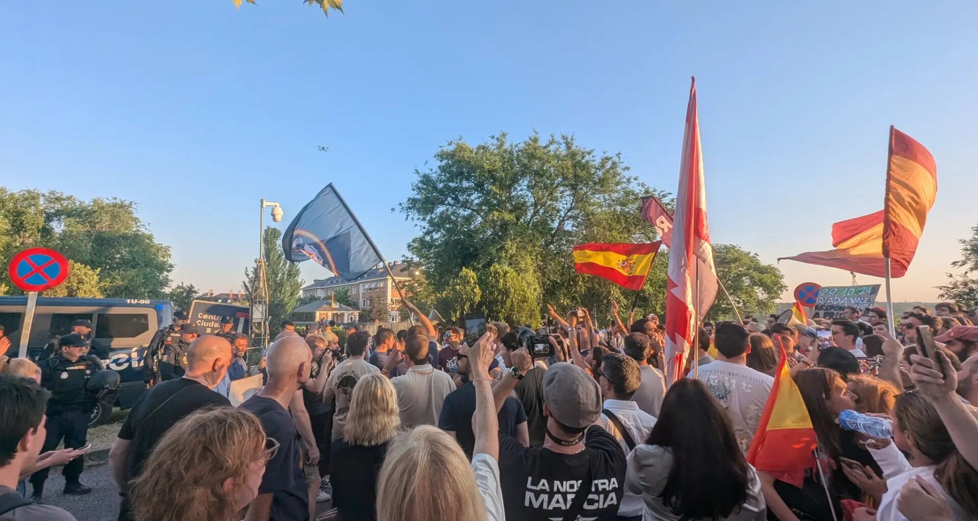 Protesta en Moncloa, en directo