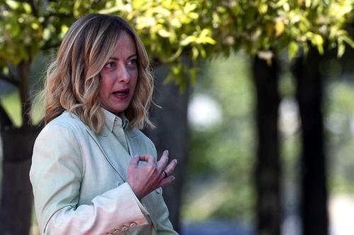Regali di Meloni a Palazzo Chigi, scontro tra Fratelli d'Italia e Italia Viva; perché e quanti sono