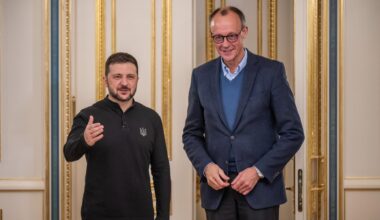 Friedrich Merz (r) steht neben Wolodymyr Selenskyj, Präsident der Ukraine, vor einem gemeinsamen Gespräch im Präsidialamtin Kiew.
