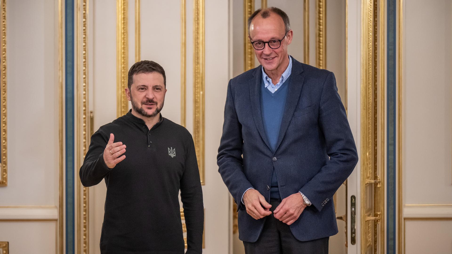 Friedrich Merz (r) steht neben Wolodymyr Selenskyj, Präsident der Ukraine, vor einem gemeinsamen Gespräch im Präsidialamtin Kiew. Friedrich Merz (r) steht neben Wolodymyr Selenskyj, Präsident der Ukraine, vor einem gemeinsamen Gespräch im Präsidialamtin Kiew.