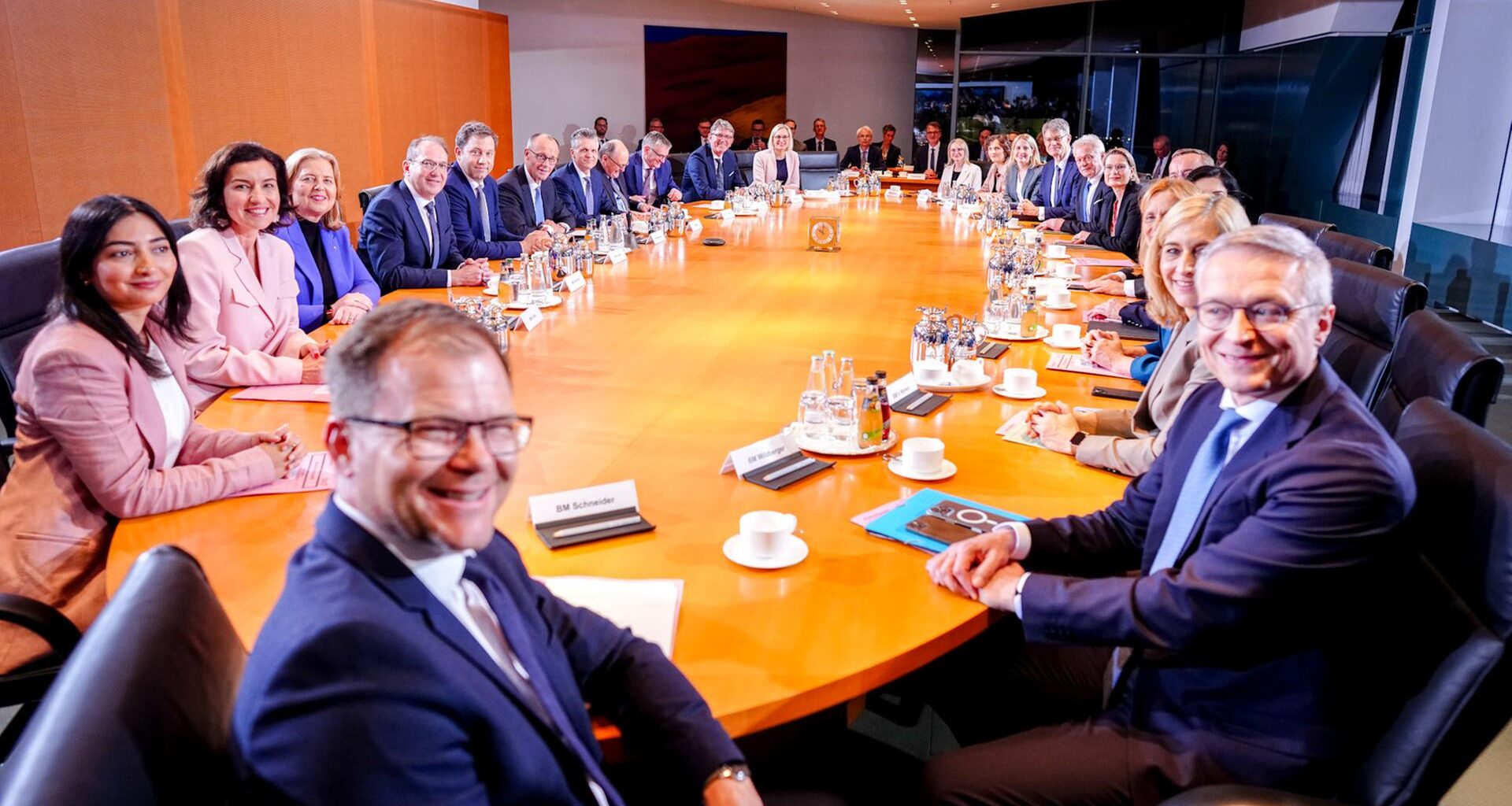 Das Bundeskabinett des neuen Bundeskanzlers Friedrich Merz (CDU) kommt zu seiner ersten Sitzung zusammen.