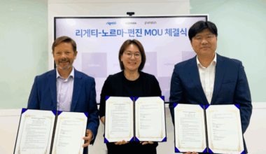 Mike Fitch, vice president of Liggeti (from left), Kim Deuk-hwa, CEO of Punjin, and Chung Hyeon-cheol, CEO of Norma, signed an MOU for defense AI technology development and are taking commemorative photos. <Punjin>
