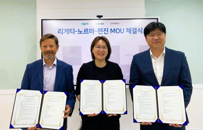 Mike Fitch, vice president of Liggeti (from left), Kim Deuk-hwa, CEO of Punjin, and Chung Hyeon-cheol, CEO of Norma, signed an MOU for defense AI technology development and are taking commemorative photos. <Punjin>