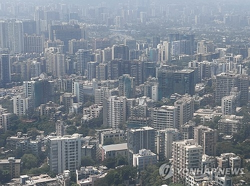 A view of the city center of Mumbai, India. [Reuters Yonhap News]
