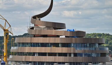 Was on the bus today In Edinburgh with a family sitting beside/behind me, coming into the city centre and one of the kids said the poopy tower! This is what she meant- 🤣