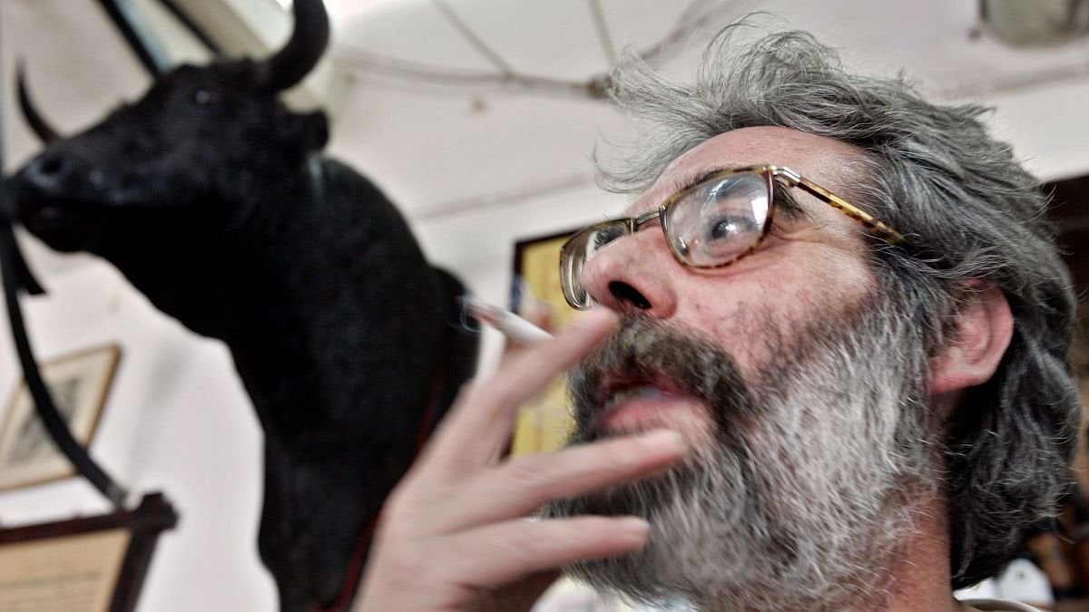 Spain plans to extend smoking ban to bar and restaurant terraces