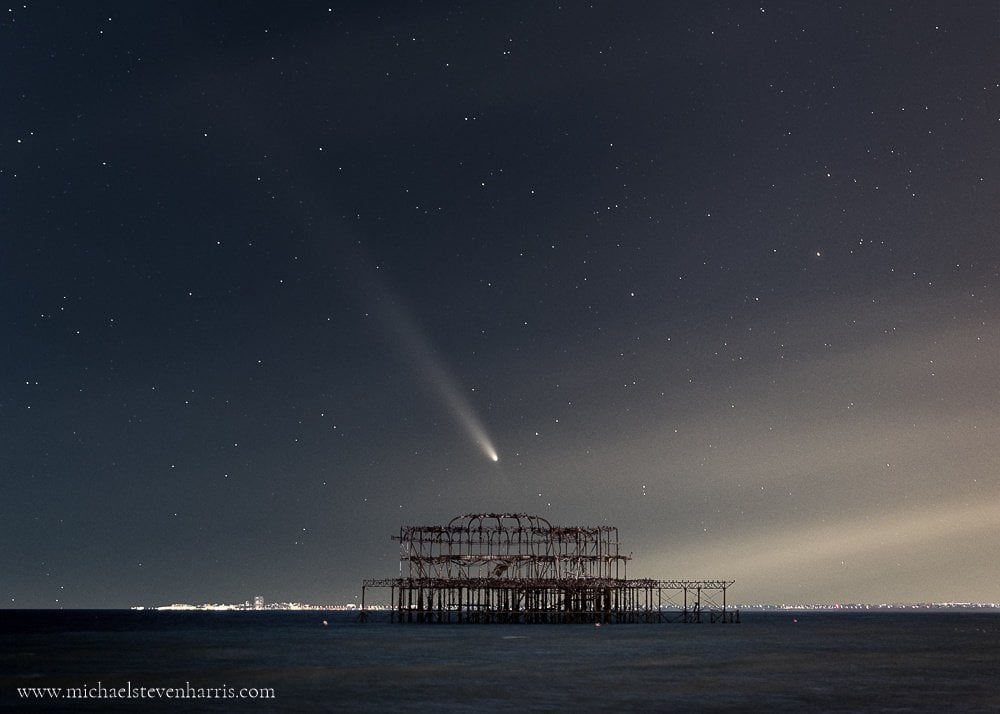 Comet above the West Pier in Brighton 🌠