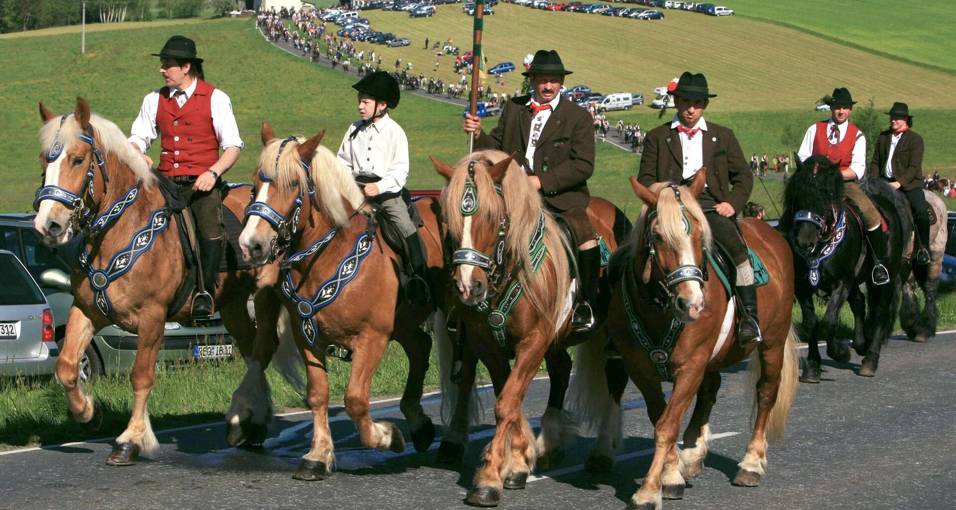 Reiter auf ihren geschmückten Pferden nehmen nahe Bad Kötzting (Oberpfalz) am traditionellen Pfingstritt teil.