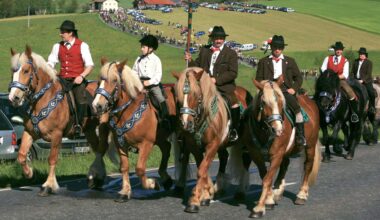 Reiter auf ihren geschmückten Pferden nehmen nahe Bad Kötzting (Oberpfalz) am traditionellen Pfingstritt teil.