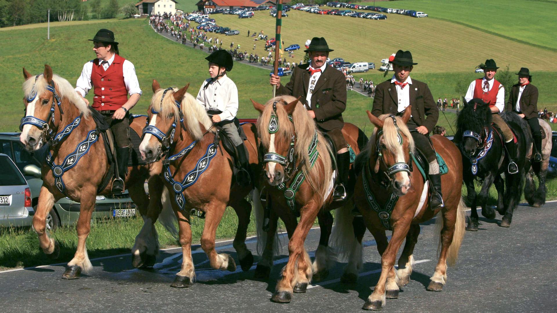Reiter auf ihren geschmückten Pferden nehmen nahe Bad Kötzting (Oberpfalz) am traditionellen Pfingstritt teil. 