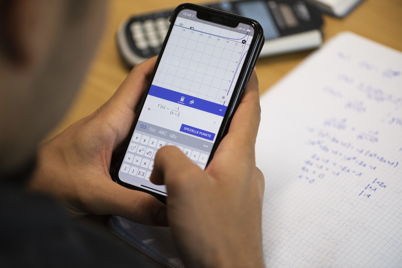 Several Swiss cantons have addressed the issue of smart phones in schools.