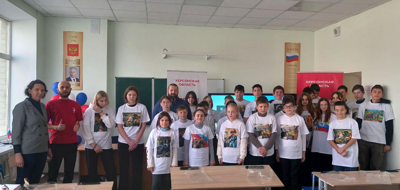 
					A lecture at a school in the Russian-occupied Kherson region of Ukraine promoting the “Russian World.”					 					@mypervie84				