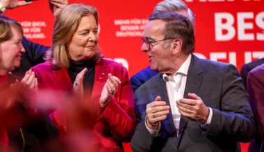 Bärbel Bas steht neben Boris Pistorius auf einer SPD-Wahlveranstaltung in Dortmund. Beide schauen sich an und klatschen in die Hände.