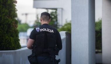 Policajta zadržaného pre úplatky obvinili z ďalších skutkov