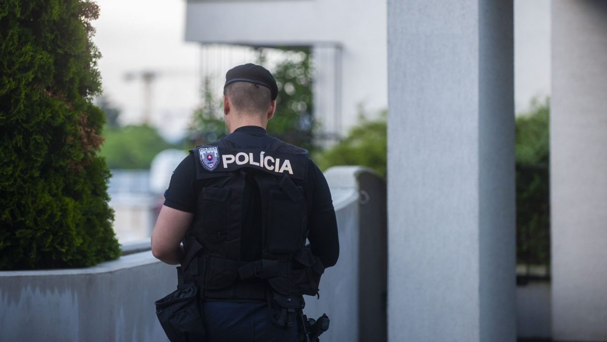 Policajta zadržaného pre úplatky obvinili z ďalších skutkov