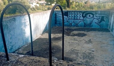 Encontré una piscina abandonada paseando por el campo