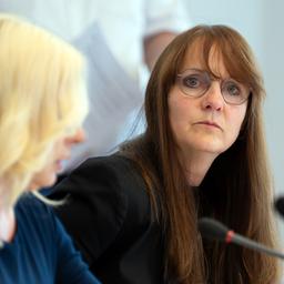 Archivbild: Katrin Lange (r, SPD), Brandenburgs Ministerin des Inneren und für Kommunales. (Quelle: dpa/Stache)
