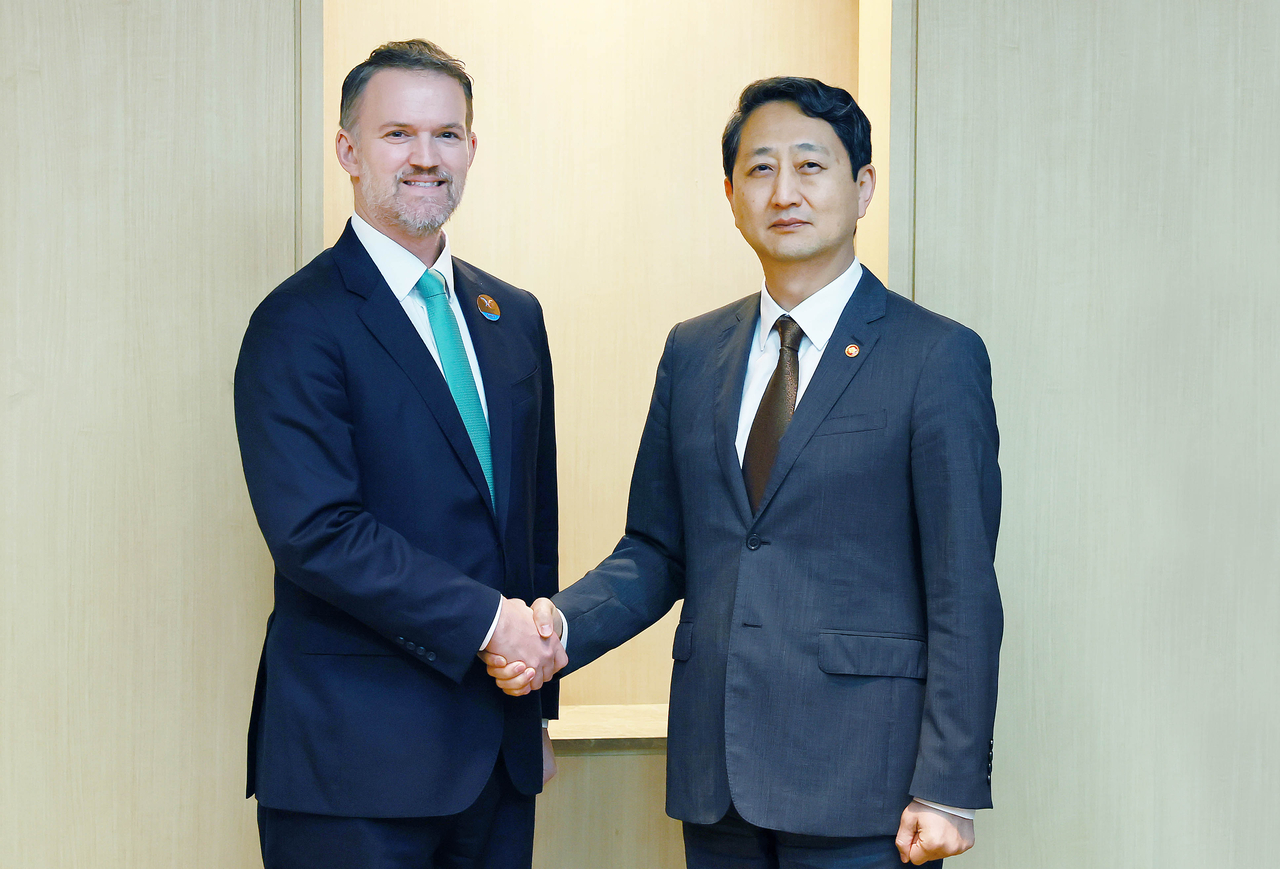 South Korean Trade Minister Ahn Duk-geun (right) shakes hands with Jamieson Greer, US Trade Representative, during their bilateral meeting at the Jeju International Convention Center on Friday. (MOTIE)