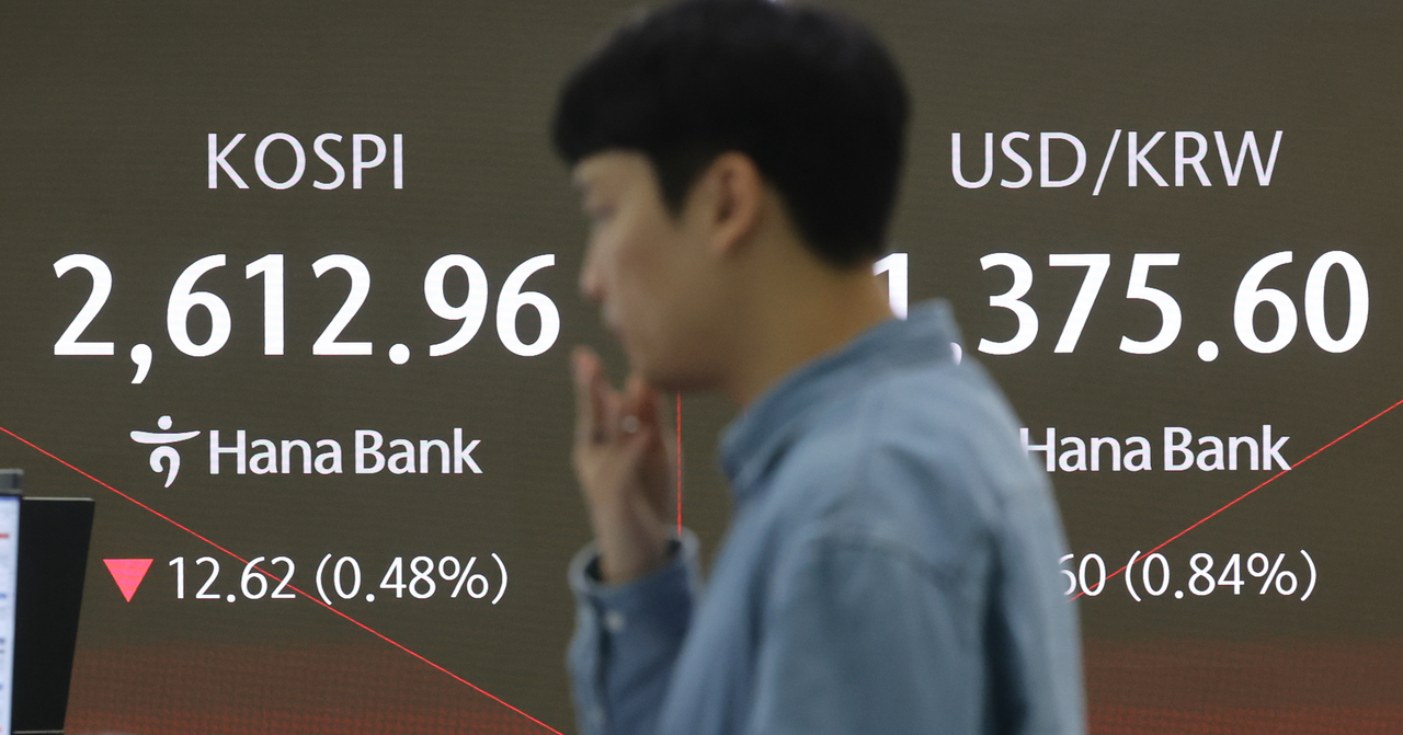 An electronic board showing the Korea Composite Stock Price Index at a dealing room of the Hana Bank headquarters in Seoul on Thursday. (Yonhap)