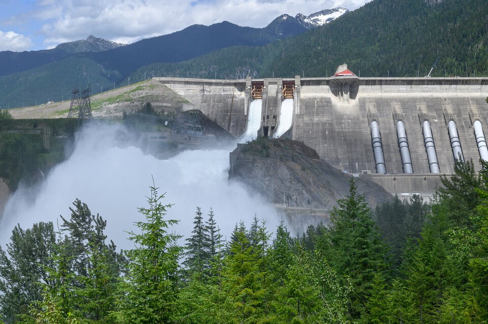 revelstoke-dam-columbia-river