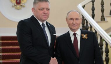 Rusijos agresijai tebesitęsiant, Robertas Fico spaudžia ranką Putinui