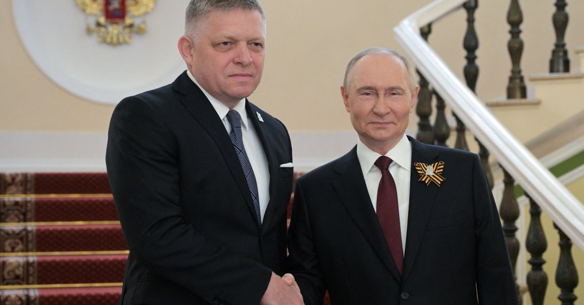 Rusijos agresijai tebesitęsiant, Robertas Fico spaudžia ranką Putinui
