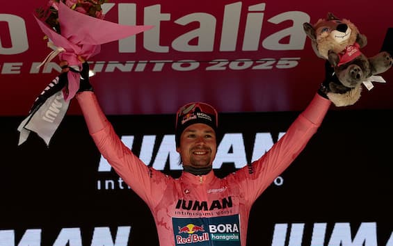 Giro d'Italia 2025: Ayuso vince la 7^ tappa, Roglic in maglia rosa