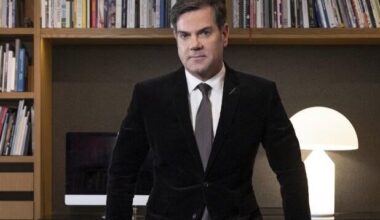 Art Institute of Chicago president under investigation, accused of stripping off clothes on flight to Germany