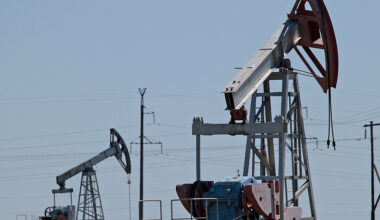 Russia’s oil income hit by falling prices and sanctions