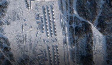 la Russie renforce ses bases militaires et masse des troupes à la frontière avec la Finlande