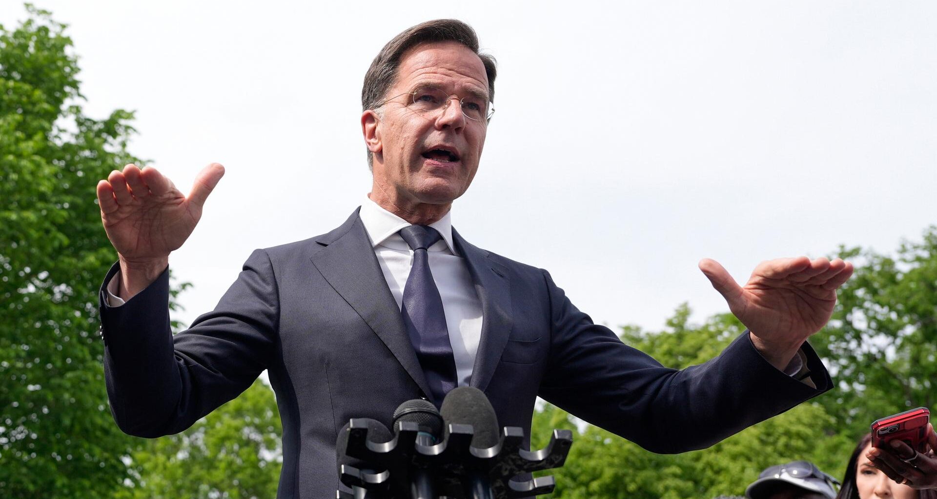 NATO-Generalsekretär Rutte spricht zu Reportern vor dem Weißen Haus in Washington.
