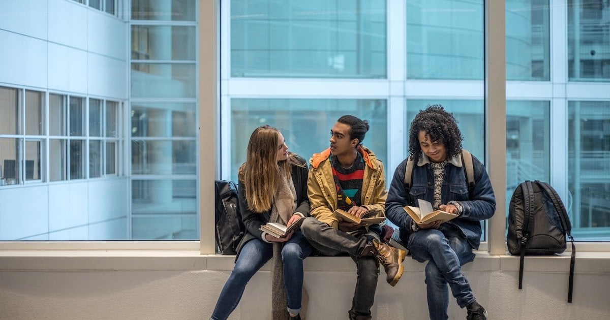 Je studieschuld belastingvrij aflossen via je werk kan duizenden euro’s schelen, maar alleen grote werkgevers kunnen dit makkelijk aanbieden