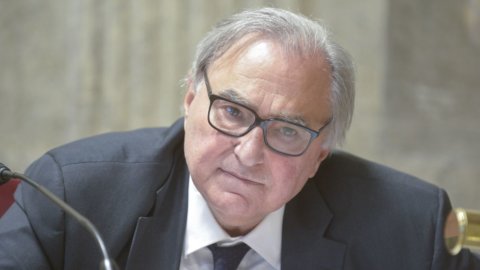 Banks, Sapelli goes against the grain: he criticizes the government's interventionism but also criticizes the silence of the Bank of Italy and the ABI