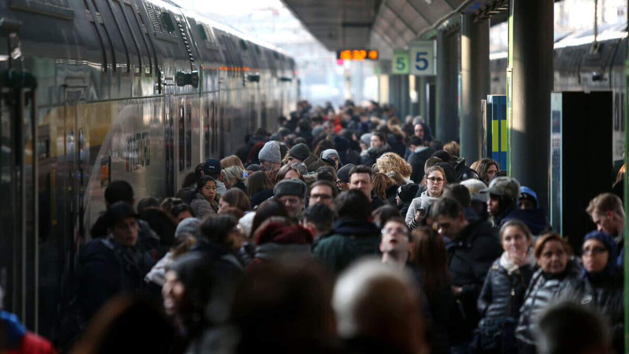 Sciopero dei mezzi a Milano, braccia incrociate per 23 ore: gli orari dei treni