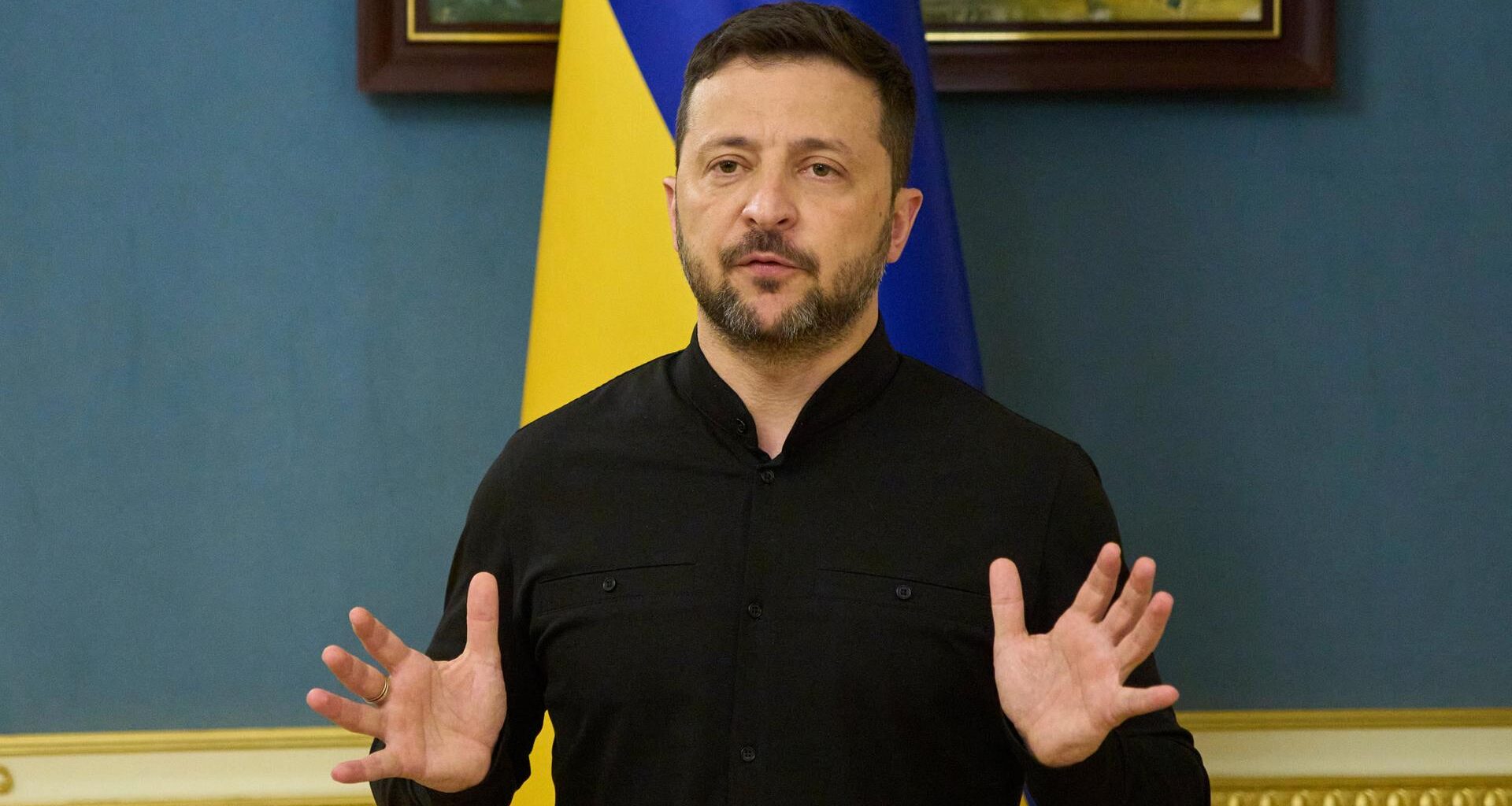 Der ukrainische Präsident Wolodymyr Selenskyj spricht während eines Pressebriefings in Kiew.