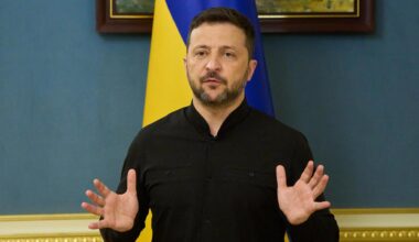 Der ukrainische Präsident Wolodymyr Selenskyj spricht während eines Pressebriefings in Kiew.
