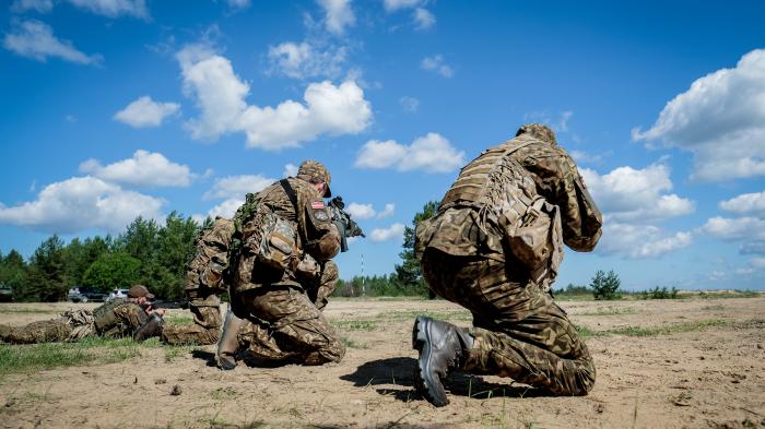 Zwei Soldaten in knieender Stellung in Uniform