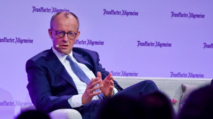 Friedrich Merz auf einem Sessel