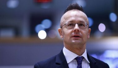 Hungarian Foreign Minister tells Zelenskyy to