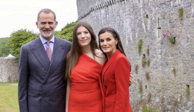 Con un mono rojo de una marca famosa y a juego con su madre, así fue la Infanta Sofía a su graduación en Gales