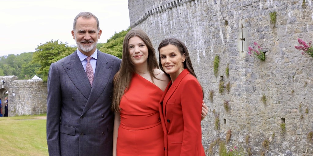 Con un mono rojo de una marca famosa y a juego con su madre, así fue la Infanta Sofía a su graduación en Gales
