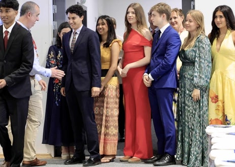 Imagen secundaria 1 - La Infanta Sofía en su acto de graduación en Gales recibiendo su diploma y con sus compañeros de estudio; el mono que llevó en el catálogo online de Mango