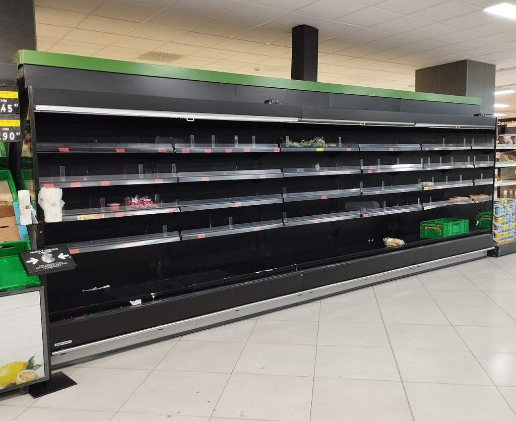 Panic buying during the blackout cleared shelves in some grocery stores in Sparin. Courtesy of P4K1T0.