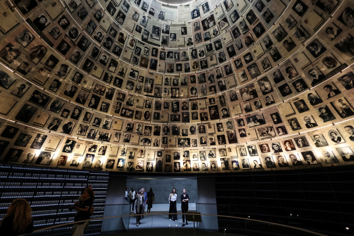 Spuren der Vernichtung: Ausstellungsbesucher in der Gedenkstätte Yad Vashem in Jerusalem