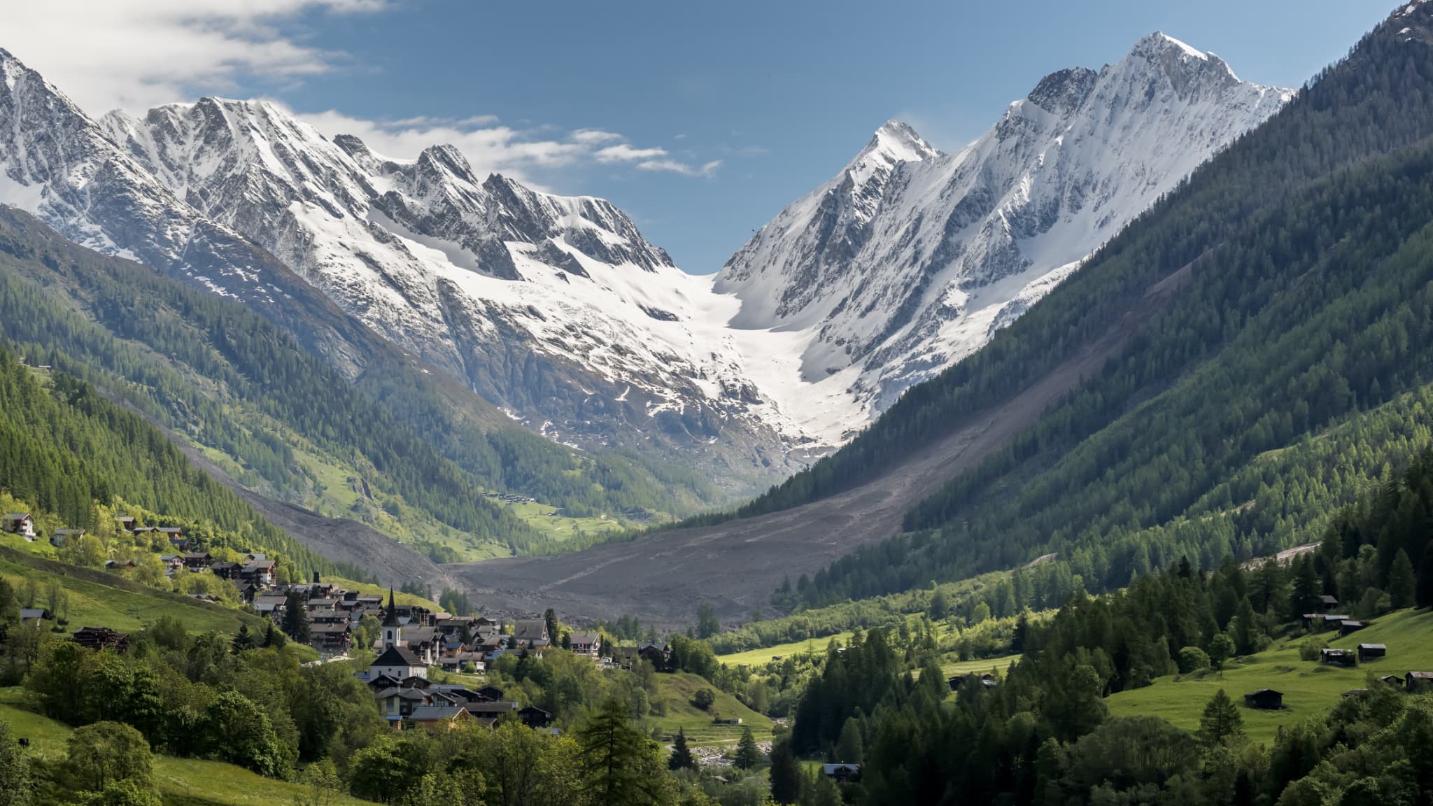 Cette photographie prise depuis Ferden montre un énorme glissement de terrain près du village de Wiler, le 29 mai 2025.