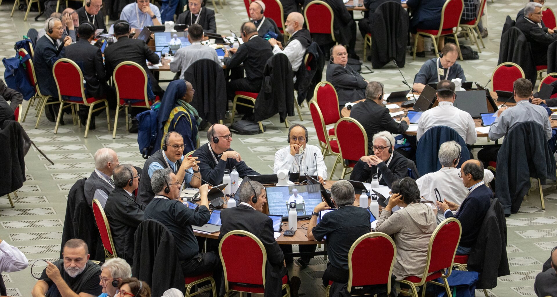 Synod leaders pledge obedience to Pope Leo XIV