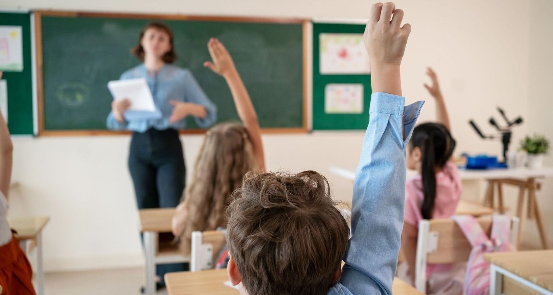 Dans un monde où l’IA fait les devoirs, à quoi sert encore l'école ? - RTBF Actus