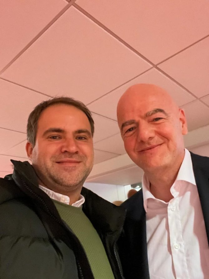 Asmeninio albumo nuotr./Vadimas Tiščenka ir Gianni Infantino