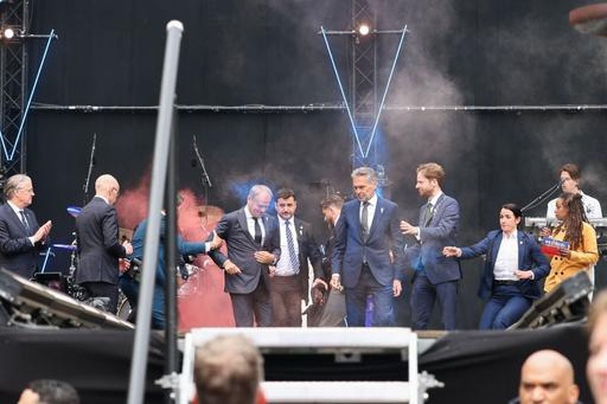 Tusk Marks 80th Liberation Anniversary Amid Protests In Netherlands