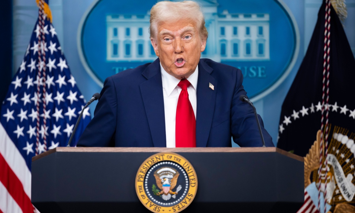 Trump Threatens to Raise Tariffs on Apple and European Union